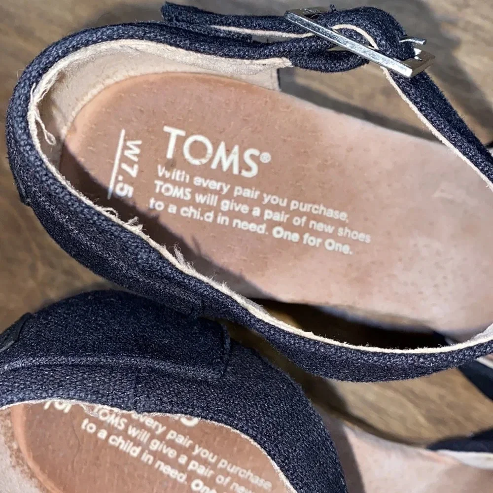 Toms wedges size 7 1/2 wide black